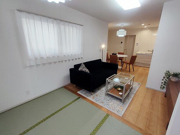 家族が自然に集りそうな広さが魅力のＬＤＫ。 