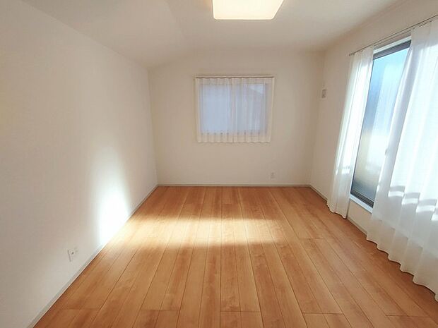 広々バルコニーから、たっぷり太陽の恵みが得られます。