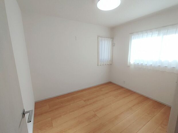 たっぷりの陽光と、心地よい風が舞い込みます。 