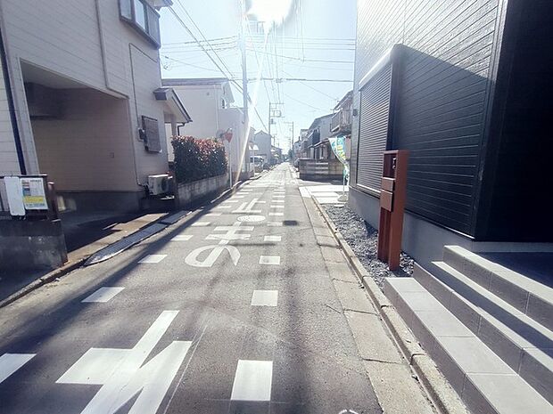 幅員こそやや狭くても、その分交通量が少なくて安心。 