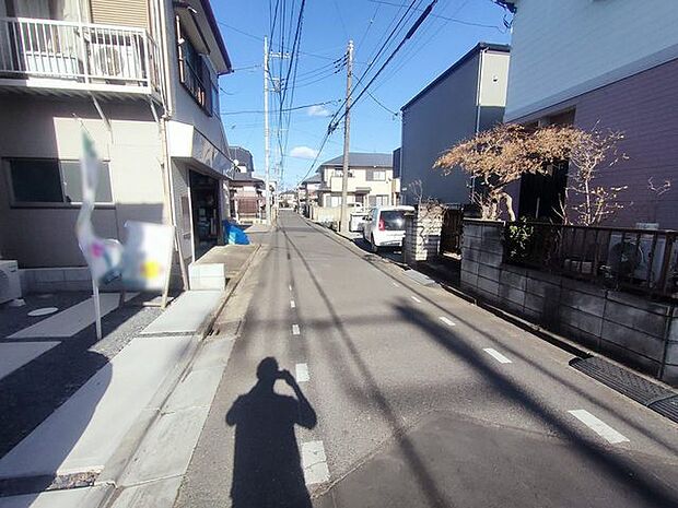 幅員の狭い道ですが、車通りの少ない住宅街に立地してます。