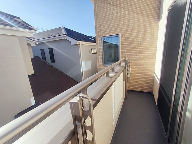 ゆとりの広さを確保したバルコニー。お布団を干すのも、この広さならラクラク。 
