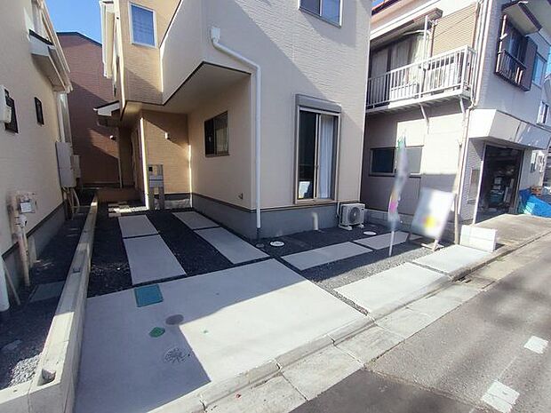 セカンドカーにも便利、駐車2台可の敷地。 