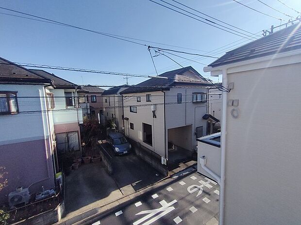 前面の住まいとの距離感があるから、圧迫感を感じません。 