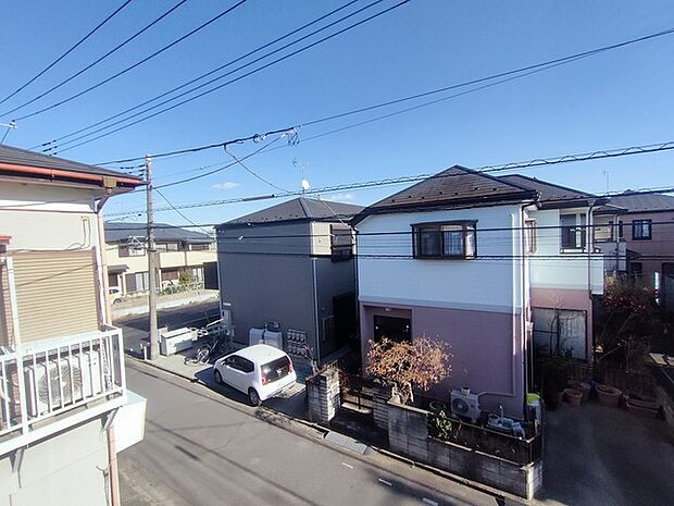 あたり一帯に住宅が広がる立地、住宅地ならではのロケーション。