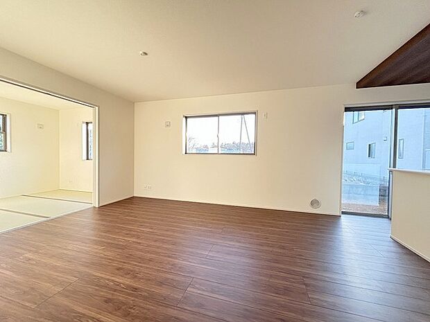 家族が自然に集りそうな広さが魅力のＬＤＫ。 