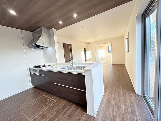 料理をしながらでも、ご家族との会話を楽しめる対面キッチン。 