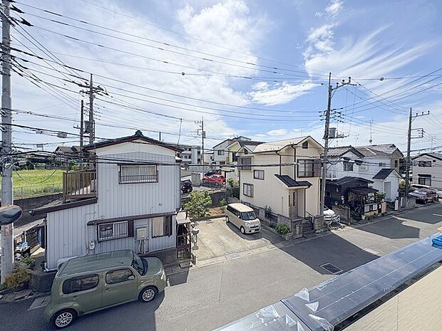 あたりには住宅を中心とした建物が広がります。 