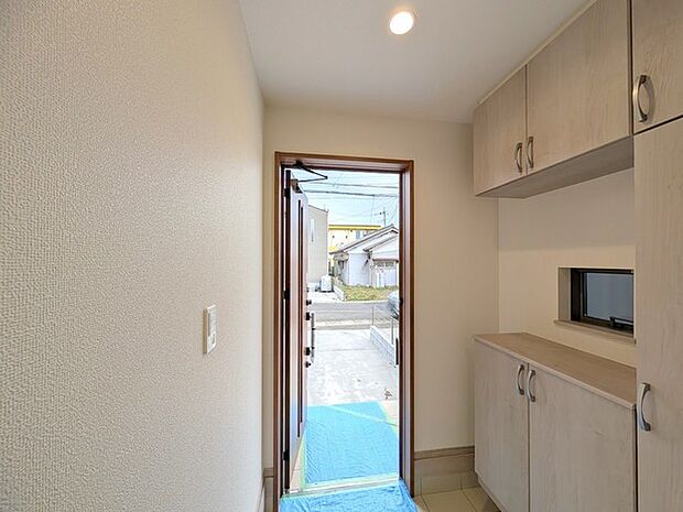 シンプルなデザインの玄関収納。 