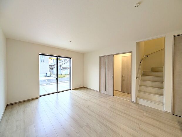 新築の木の匂いのする室内。写真では伝わらないので、ぜひ現地でお確かめください。 