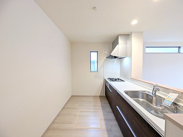 料理をしながらでも、ご家族との会話を楽しめる対面キッチン。 