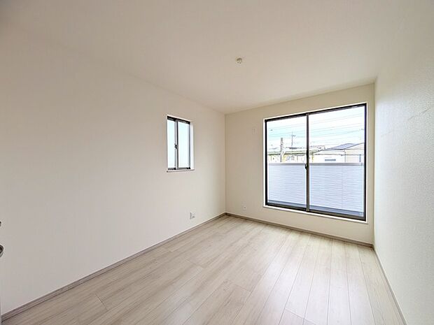 広々バルコニーから、たっぷり太陽の恵みが得られます。 