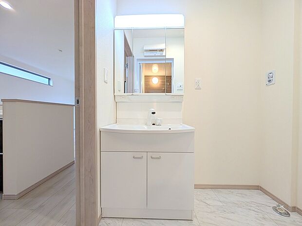 お出かけ前の身だしなみに一歩差がつく三面鏡。 