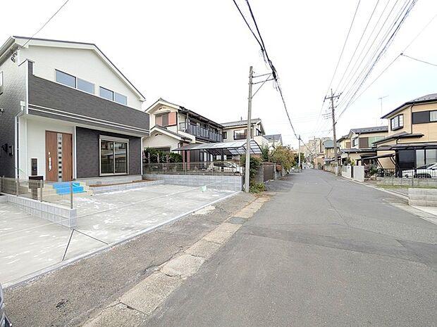 駐車が苦手な方にも嬉しい、前面5.6ｍ道路に面した住まい。 