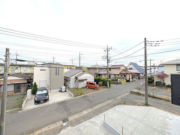 住宅街の中の一戸建て、あたりはほとんど住宅です。 