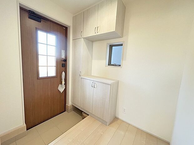 シンプルなデザインの玄関収納。  