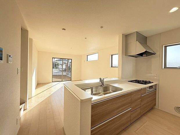 カウンターからはリビングが広く見渡せ、ご家族とのコミュニケーションも弾みます。 