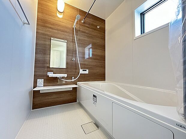 広々1坪タイプのゆったり浴室ユニットはベンチバス仕様で、小さなお子様やお年寄りにも安心。防カビ・抗菌素材なのもうれしい。 