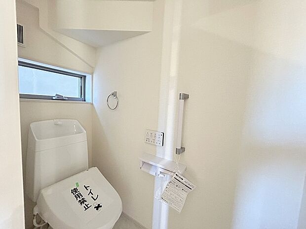 ウォシュレット機能付き。憩いの場としてひそかに注目度の高いお手洗いにもご注目ください。 