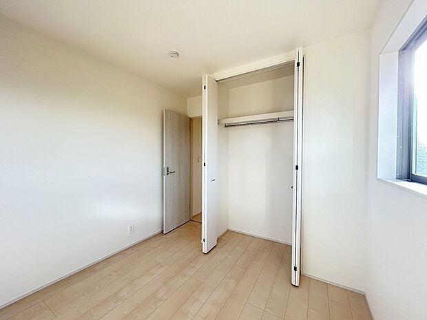 新築の木の匂いのする室内。写真では伝わらないので、ぜひ現地でお確かめください。 