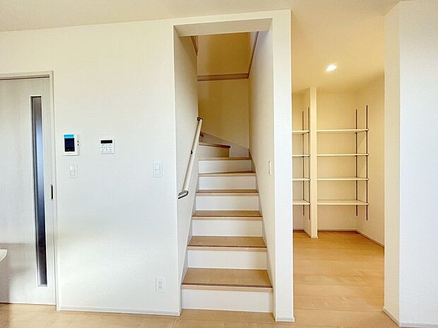 リビングに自然と人が集まるリビングイン階段採用プラン。 