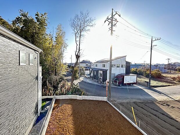 前面の住まいとの距離感があるから、圧迫感を感じません。 