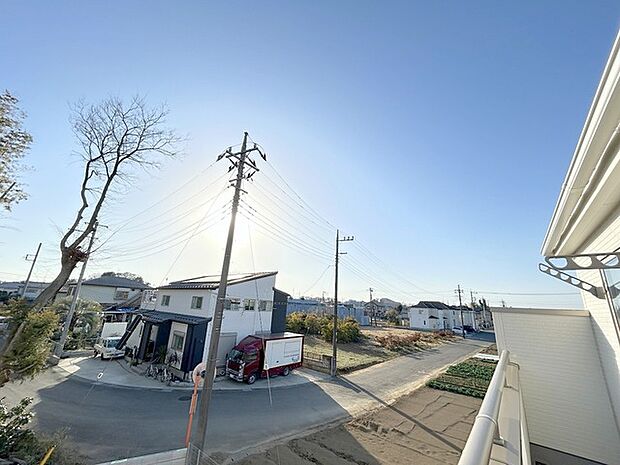 車通りの少ない閑静な住宅地、のびのびした子育てに適します。 