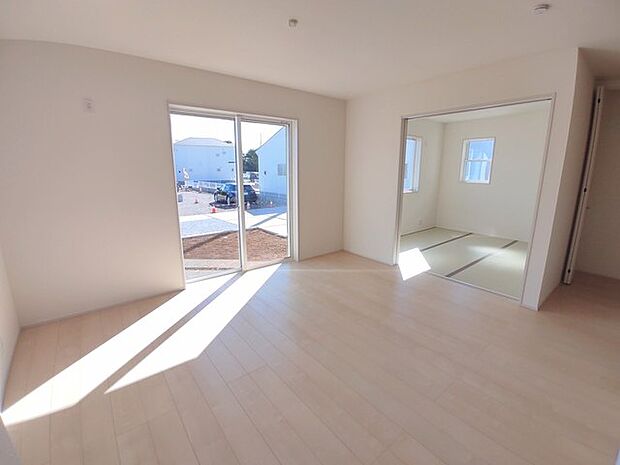 LDK+隣接和室、開放すれば広々空間に。おもてなしスペースにもどうぞ。