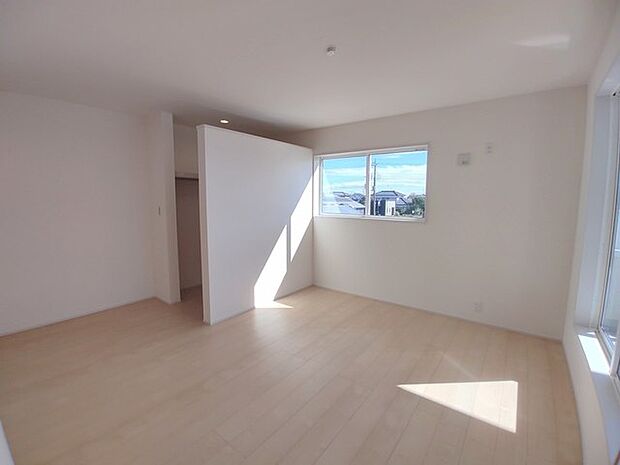 新築の木の匂いのする室内。写真では伝わらないので、ぜひ現地でお確かめください。