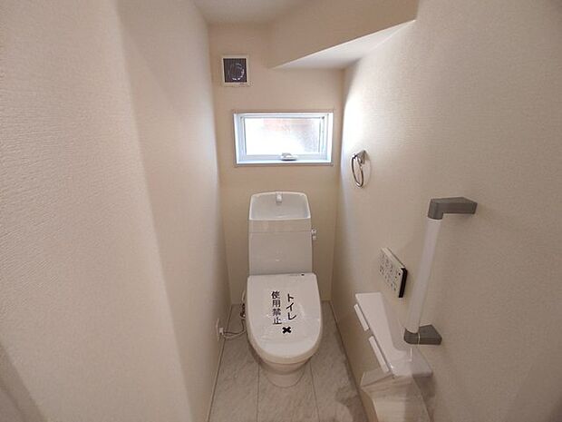 ウォシュレット機能付き。憩いの場としてひそかに注目度の高いお手洗いにもご注目ください。