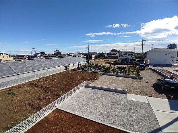 前面の住まいとの距離感があるから、圧迫感を感じません。