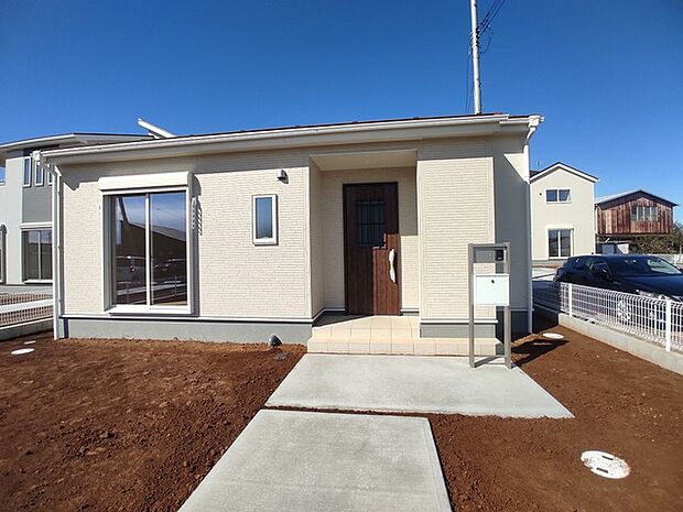 ポーチのついた新築分譲物件。玄関の印象はいかがでしょうか？入口からご覧ください。 