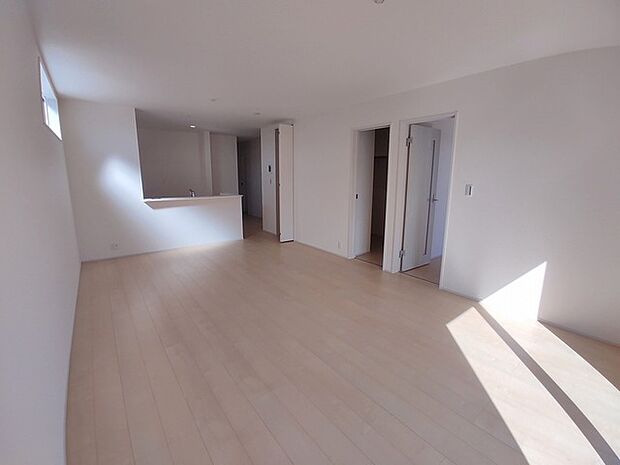 家族が自然に集りそうな広さが魅力のＬＤＫ。 