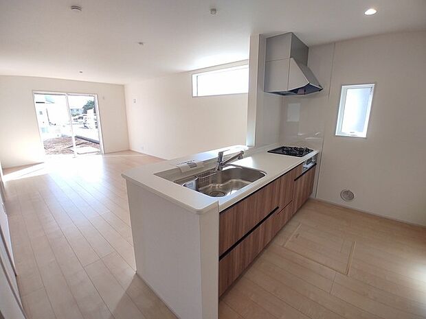 カウンターからはリビングが広く見渡せ、ご家族とのコミュニケーションも弾みます。 