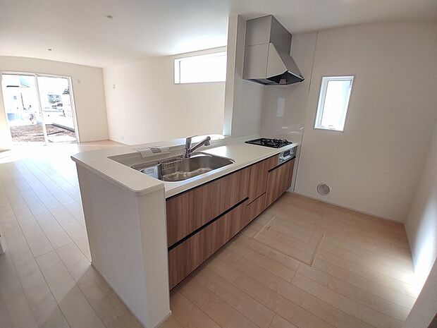 カウンターからはリビングが広く見渡せ、ご家族とのコミュニケーションも弾みます。 