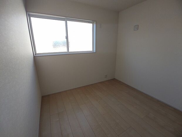 新築の木の匂いのする室内。写真では伝わらないので、ぜひ現地でお確かめください。 