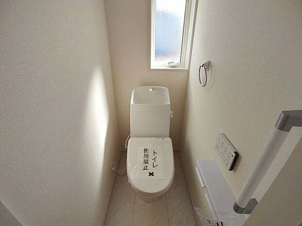 ウォシュレット機能付き。憩いの場としてひそかに注目度の高いお手洗いにもご注目ください。 