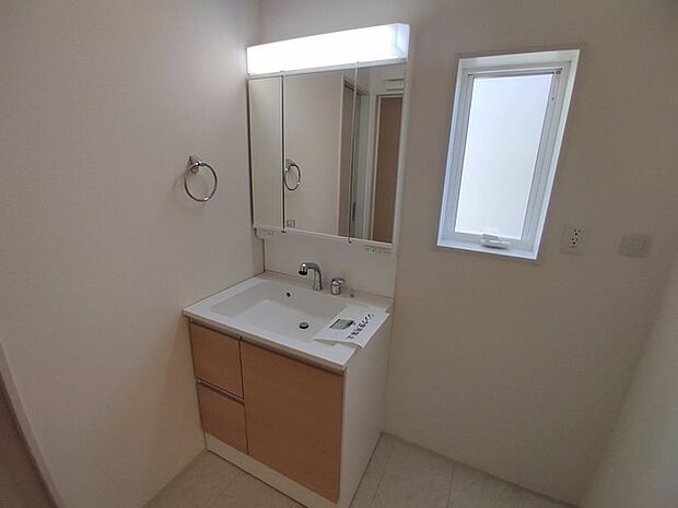 収納豊富な三面鏡付洗面化粧台。水回りのあれこれがキレイに収まりそうですね。 