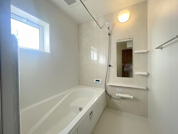 広々1坪タイプのゆったり浴室ユニット。防カビ・抗菌素材なのもうれしい。 