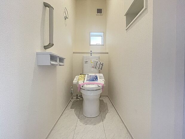 バリアフリーの取り組み。お手洗いにもしっかり手すりがある配慮が嬉しい。 