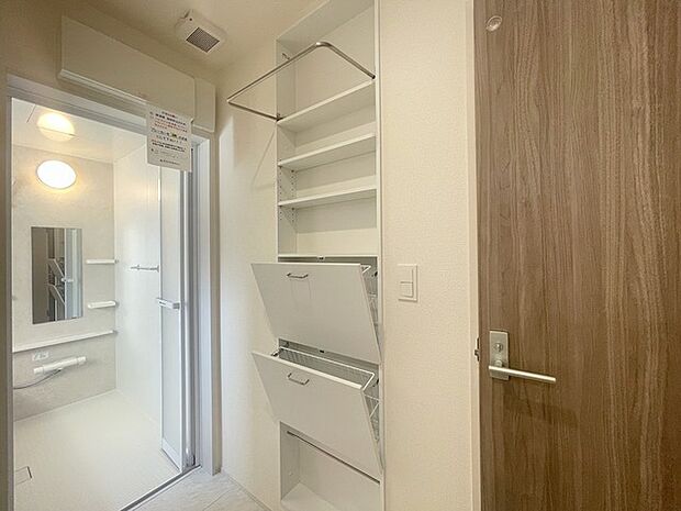 お風呂に入るときに重宝するリネン庫。 