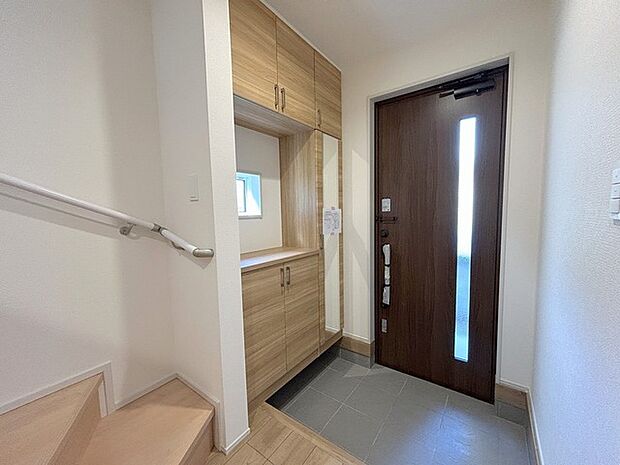 誰も住んだことのない家の玄関スペース。あたらしい木のにおいを感じていただけると思います。 