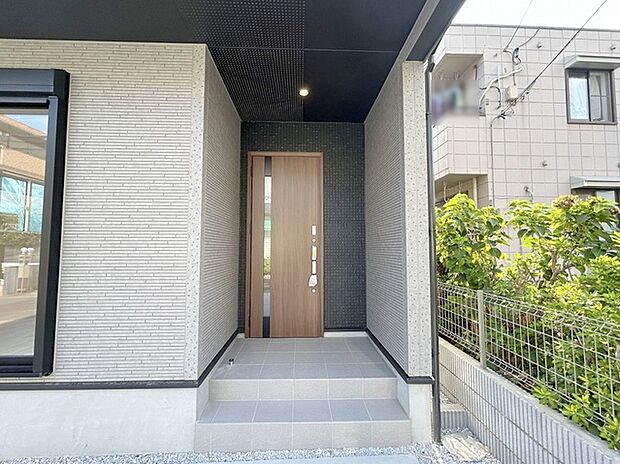 新築の玄関扉。きっと今のお家より重厚感が違います。