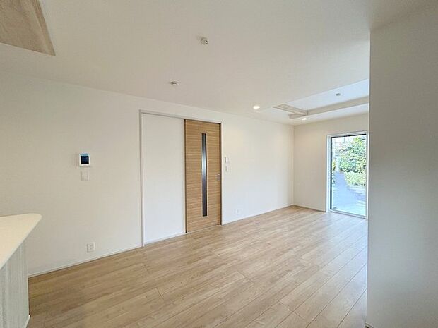 新築の木の匂いのする室内。写真では伝わらないので、ぜひ現地でお確かめください。