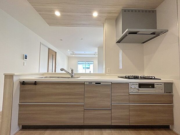 吊戸棚をなくした対面LDKはキッチンに立つ人の視界をワイドにしてくれます。