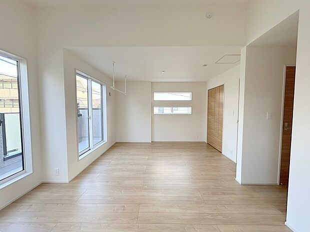 将来は間仕切りで。洋間二部屋分に対応可能な洋室。