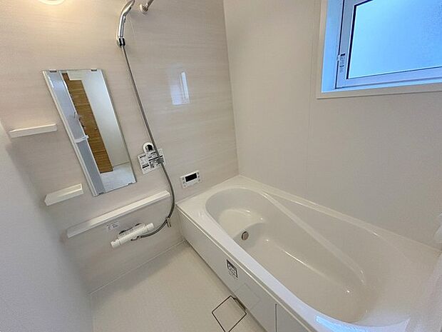 広々1坪タイプのゆったり浴室ユニット。防カビ・抗菌素材なのもうれしい。 