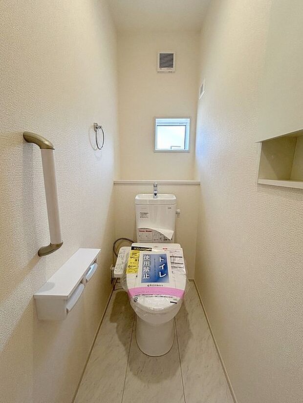 今すぐということはなくとも、いずれはお世話になるお手洗いの手すり付き。もちろんウォシュレットも付いてます。