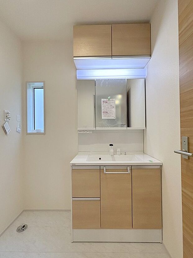 たっぷりの収納を設けたシャワー付洗面台で快適な暮らし。