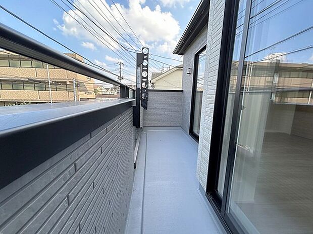 らくらくお洗濯を助ける広いバルコニー。